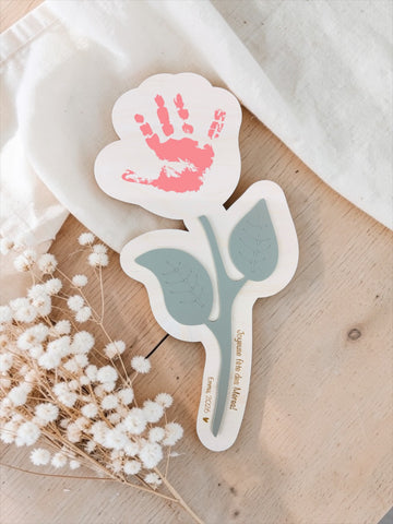 La fleur pour maman avec empreinte de main